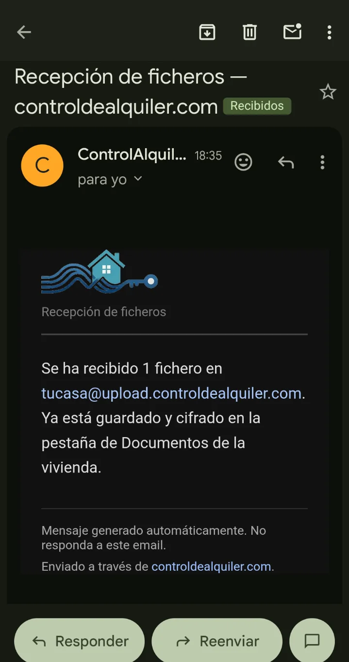 Ejemplo del email que recibes al reenviar un fichero a la dirección de la vivienda: confirma que el adjunto quedó guardado y cifrado.